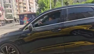 Küçük çocuğa trafikte otomobil kullandırdılar
