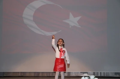 K&uuml;&ccedil;&uuml;k kız &ccedil;ocuğundan duygulandıran İstiklal Marşı performansı
