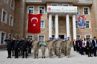 K&uuml;&ccedil;&uuml;k kız kolluk kuvvetleriyle selam durdu
