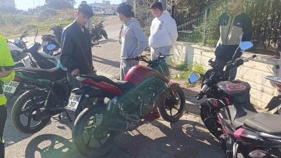 K&uuml;&ccedil;&uuml;k kıza &ccedil;arpıp ka&ccedil;tı, y&uuml;z metre ileride polise yakalandı
