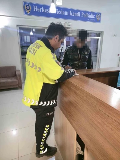 K&uuml;&ccedil;&uuml;k kıza &ccedil;arptı, arkasına bile bakmadan ka&ccedil;tı
