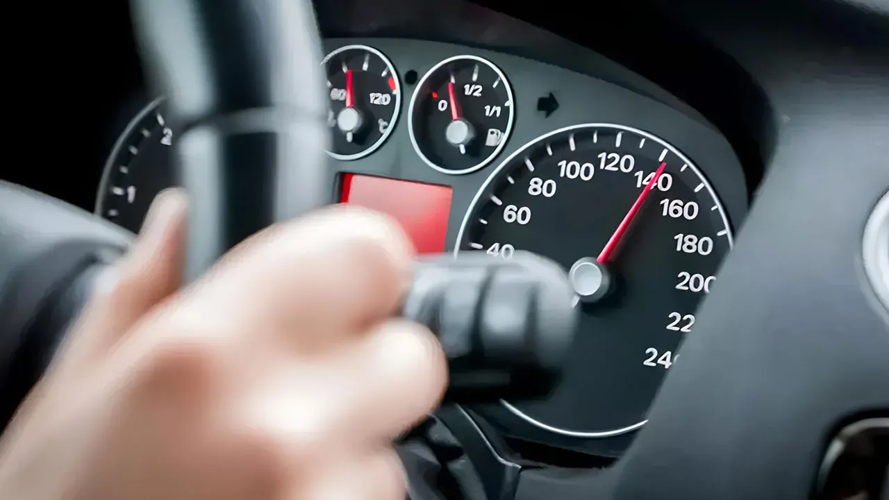 K&uuml;&ccedil;&uuml;k Otomobillere 117 km/sa Hız Sınırı &Ouml;nerisi Otomobil D&uuml;nyasını Karıştırdı