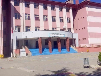 Küçük Sidra’nın talebi yerine getirildi, konferans salonu tiyatro sahnesine dönüştü
