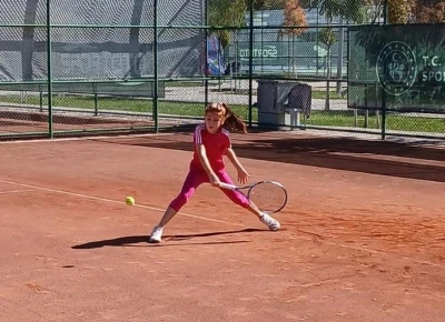 Küçük tenisçi turnuvaya davet edildi
