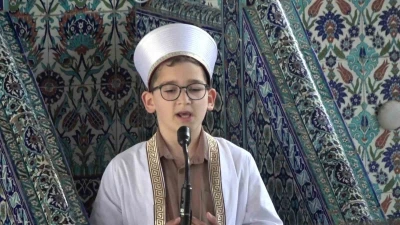 K&uuml;&ccedil;&uuml;k yaşta b&uuml;y&uuml;k an: 9 yaşında 3 bin kişiye ilk hutbesini okudu

