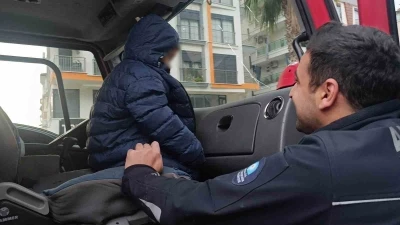 K&uuml;&ccedil;&uuml;k yaştaki &ccedil;ocuğu evde tek başına bıraktı, komşuların ihbarı ekipleri alarma ge&ccedil;irdi
