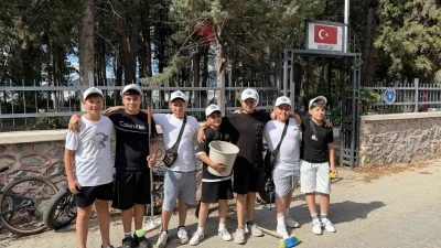 K&uuml;&ccedil;&uuml;k y&uuml;reklerden b&uuml;y&uuml;k vefa: Şehitliği temizleyip g&uuml;llerle donattılar
