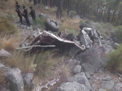 Küçükbaş hayvan yüklü kamyonet uçuruma yuvarlandı: 1 ölü
