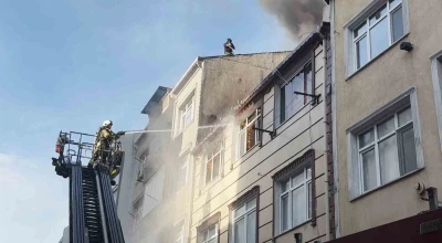 K&uuml;&ccedil;&uuml;k&ccedil;ekmece&rsquo;de 3 katlı binanın &ccedil;atı katı alev topuna d&ouml;nd&uuml;, vatandaş yangına bah&ccedil;e hortumuyla m&uuml;dahale etti
