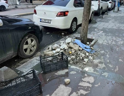 K&uuml;&ccedil;&uuml;k&ccedil;ekmece&rsquo;de binanın dış y&uuml;zeyinden d&uuml;şen par&ccedil;alar g&uuml;venlik kamerasında
