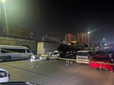 K&uuml;&ccedil;&uuml;k&ccedil;ekmece&rsquo;de bir otomobil dur ihtarına uymadı: 1 polis yaralandı
