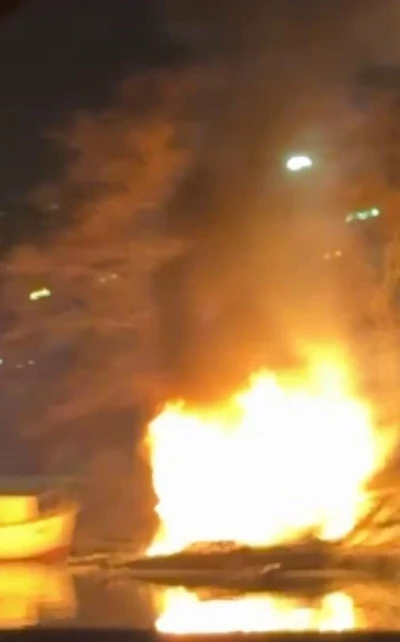 K&uuml;&ccedil;&uuml;k&ccedil;ekmece&rsquo;de g&ouml;l ağzındaki iki kayık alev alev yandı
