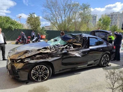 Küçükçekmece’de hızını alamayan lüks otomobil park halindeki tırın altına girdi
