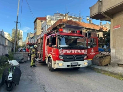 K&uuml;&ccedil;&uuml;k&ccedil;ekmece&rsquo;de iki katlı binada &ccedil;ıkan yangın s&ouml;nd&uuml;r&uuml;ld&uuml;

