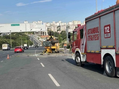K&uuml;&ccedil;&uuml;k&ccedil;ekmece&rsquo;de iş makinesini taşıyan &ccedil;ekici devrildi, s&uuml;r&uuml;c&uuml; hayatını kaybetti
