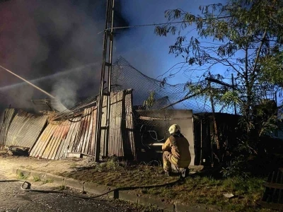 Küçükçekmece’de işyerinde başlayan yangın elektrik tellerine sıçradı, patlalar peş peşe geldi
