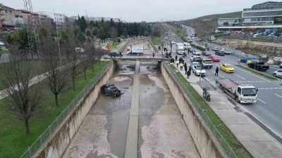 K&uuml;&ccedil;&uuml;k&ccedil;ekmece&rsquo;de kazaya karışan ara&ccedil;, dereye u&ccedil;tu
