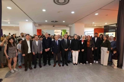 K&uuml;&ccedil;&uuml;k&ccedil;ekmece&rsquo;de &lsquo;Kendi G&ouml;lgemde&rsquo; sergisi a&ccedil;ıldı
