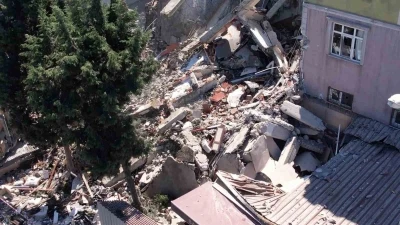 K&uuml;&ccedil;&uuml;k&ccedil;ekmece&rsquo;de kentsel d&ouml;n&uuml;ş&uuml;m &ccedil;alışması yapılan 5 katlı bina &ccedil;&ouml;kt&uuml;
