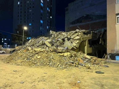 K&uuml;&ccedil;&uuml;k&ccedil;ekmece&rsquo;de kentsel d&ouml;n&uuml;ş&uuml;mdeki bina tek darbeyle yıkıldı
