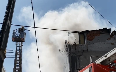 Küçükçekmece’de korkutan çatı yangını
