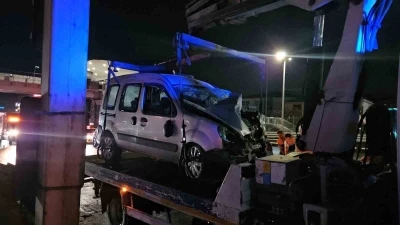 K&uuml;&ccedil;&uuml;k&ccedil;ekmece&rsquo;de makas atan s&uuml;r&uuml;c&uuml; kazaya sebep oldu: 2 yaralı
