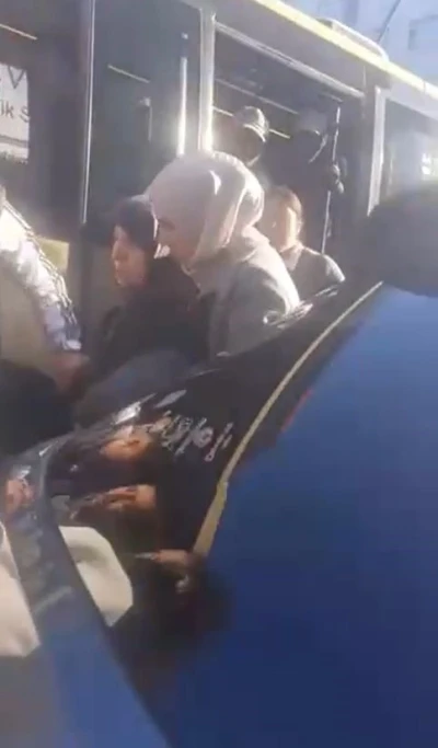 K&uuml;&ccedil;&uuml;k&ccedil;ekmece&rsquo;de minib&uuml;sten yaşlı kadın d&uuml;şt&uuml;
