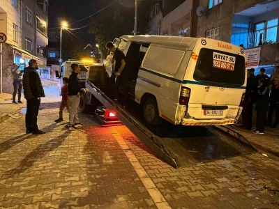 Küçükçekmece’de otomobil park halindeki 4 araca çarptı: 2 yaralı
