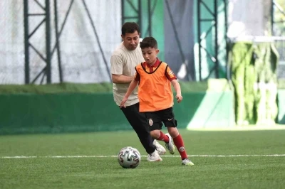 K&uuml;&ccedil;&uuml;k&ccedil;ekmece&rsquo;de renkli ma&ccedil;: babalar ve oğulları futbol heyecanı yaşadı
