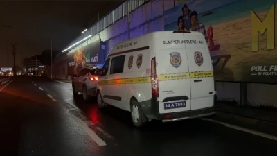 K&uuml;&ccedil;&uuml;k&ccedil;ekmece&rsquo;de seyir halindeki motosiklet, temizlik aracının altına girdi: 2 &ouml;l&uuml;

