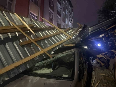 K&uuml;&ccedil;&uuml;k&ccedil;ekmece&rsquo;de şiddetli r&uuml;zgar &ccedil;atıyı u&ccedil;urdu: Ara&ccedil;lar zarar g&ouml;rd&uuml;
