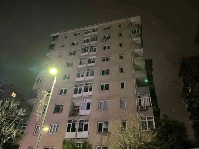 K&uuml;&ccedil;&uuml;k&ccedil;ekmece&rsquo;de sitedeki 10 katlı riskli bina, m&uuml;h&uuml;rlenerek tahliye edildi
