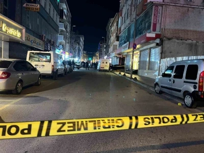 K&uuml;&ccedil;&uuml;k&ccedil;ekmece&rsquo;de sokak ortasında silahlı saldırı: 2 &ouml;l&uuml;, 1 yaralı
