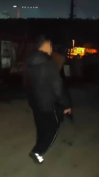 K&uuml;&ccedil;&uuml;k&ccedil;ekmece&rsquo;de sokakta uzun namlulu silahla dolaştı, o anları kayda aldı
