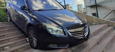 Küçükçekmece’de sürücü fark etmediği merdivenlerde asılı kaldı
