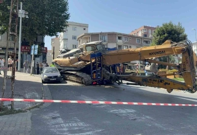 Küçükçekmece’de tırdan düşen iş makinesi araca çarptı
