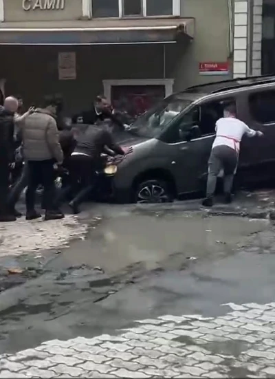 Küçükçekmece’de yağmur sonrası çöken yolda, araçlar çukura düştü
