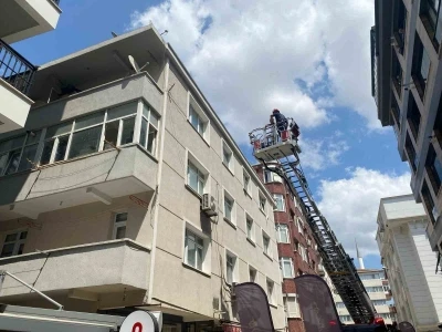 Küçükçekmece’de yıkımı yapılan binanın bir kısmı bir anda çöktü
