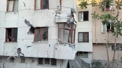 K&uuml;&ccedil;&uuml;k&ccedil;ekmece&rsquo;de yıkımı yapılan binanın duvarı yan apartmanın &uuml;zerine devrildi
