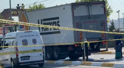K&uuml;&ccedil;&uuml;k&ccedil;ekmece&rsquo;de yolun karşısına ge&ccedil;erken kamyonun &ccedil;arptığı kadın hayatını kaybetti
