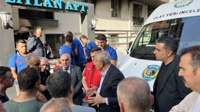 Küçükçekmece Kaymakamı ve Belediye Başkanı yangın yerinde inceleme yaptı, ölen vatandaş için başsağlığı diledi
