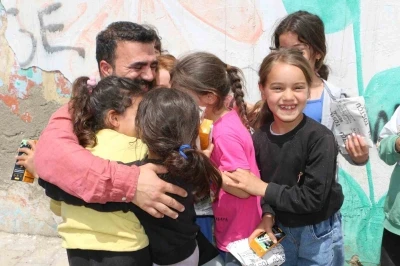K&uuml;&ccedil;&uuml;kken hep &rsquo;bekledi&rsquo; şimdi &ccedil;ocuklara &uuml;cretsiz dağıtıyor
