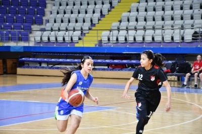 K&uuml;&ccedil;&uuml;kler basketbol grup m&uuml;sabakaları başladı
