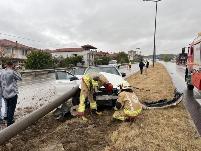 Kula’da facianın eşiğinden dönüldü: Otomobil orta refüje çıktı
