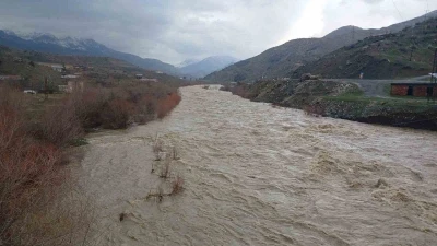 Kulp &Ccedil;ayı taştı: Yağış ve kar erimesiyle debi rekor seviyeye &ccedil;ıktı
