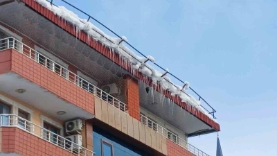 Kulp&rsquo;ta &ccedil;atılarda buz sarkıtları oluştu
