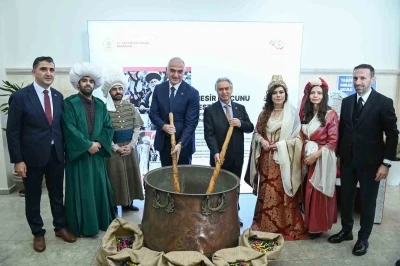 K&uuml;lt&uuml;r ve Turizm Bakanı Ersoy, Ankara&rsquo;da Mesir Macunu kardı
