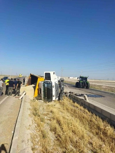 Kum yüklü kamyon refüje devrildi: 1 yaralı
