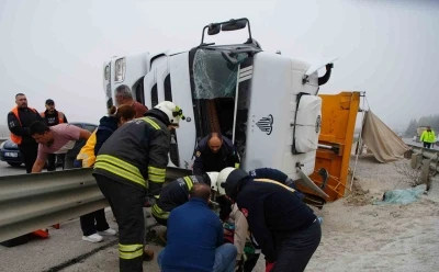 Kum yüklü tır devrildi: Sıkışan sürücü itfaiye tarafından kurtarıldı
