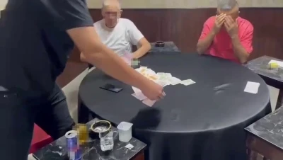 Kumar masasında yakalanan şahıs, ’kameraya çekme’ diyerek tepki gösterdi
